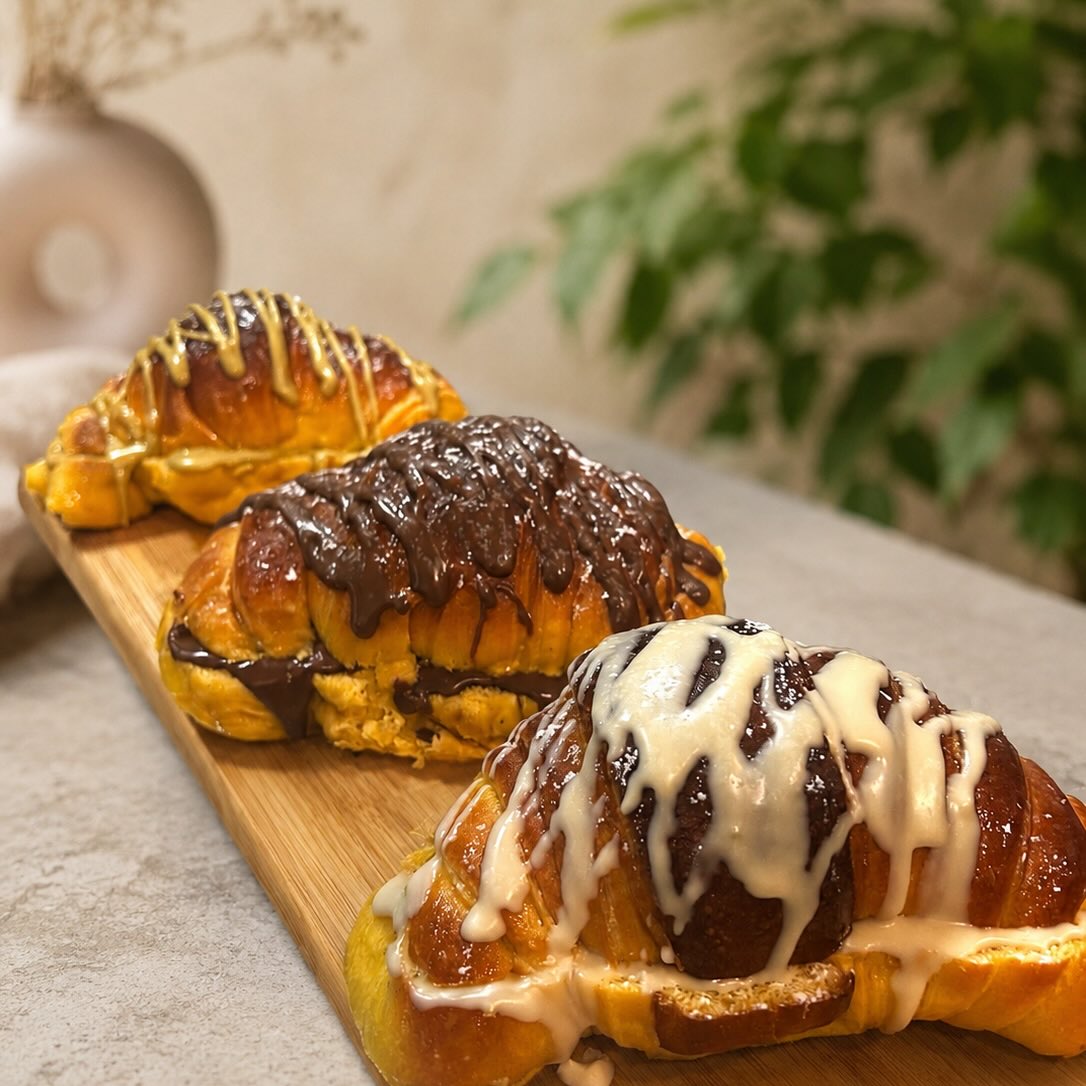 Croissants recheados com chocolate