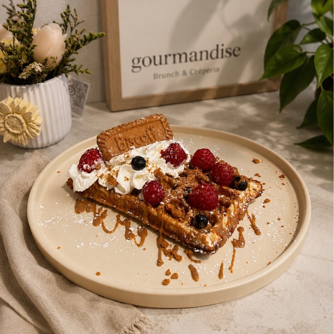 Waffle com morangos, chantilly e bolacha Biscoff